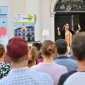 30.07.2024 Zweiter Annahof Open Air Poetry Slam, "Demokratie reimt sich auf Frieden", Begrüßung durch Studienleiterin Lena Sponner