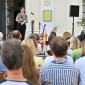 30.07.2024 Zweiter Annahof Open Air Poetry Slam, "Demokratie reimt sich auf Frieden", Begrüßung durch Moderatorin Kerstin Neuhaus